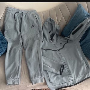 Great Nike outfit for boys . Great condition